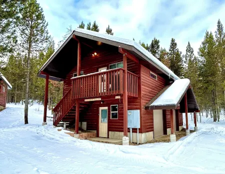 Yellowstone's 2 Bedroom, 2 Bathroom Upstairs Loft. Dog Friendly. Close Shopping! Отели рядом с достопримечательностью «Pinecone Playhouse at Mack's Inn Resort»