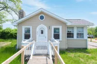 Cozy 3 bed cottage minutes away from beach & fun!