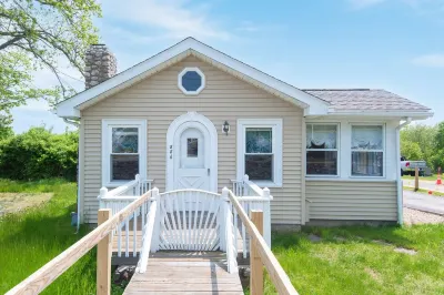 Cozy 3 bed cottage minutes away from beach & fun! Hotels near Narragansett Pier