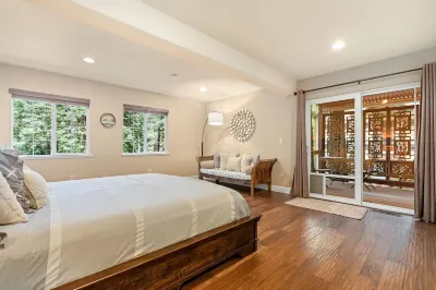 Modern Hillside Retreat~ Hot Tub/ Pets/ Hi speed WIFI Hotels in der Nähe von Northwood Golf Club