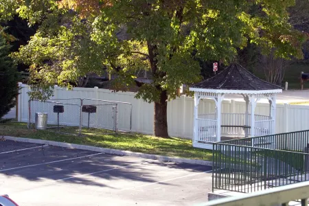 CONDO, 1 Block to Parkway,  PRIVATE  WiFi ,  POOL, King Bed, WALK to ISLAND