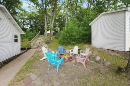 Beachside Cottage on Sapphire Lake