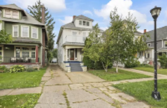 Cozy Upper 3 bed 2 full bath + loft + balcony