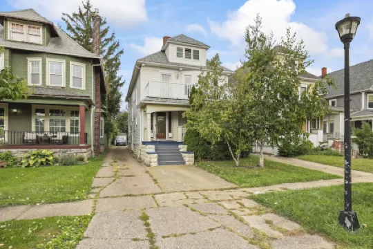 Cozy Upper 3 bed 2 full bath + loft + balcony