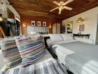 TheStudio@MonticelloPark-CowboyPool+Hottub+KingBed