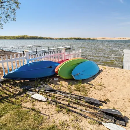 Schooner and Whoop-Ti-Do Cottages: Private Beach on Silver Lake!