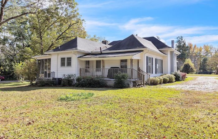 Historic 3BR with Porch & Fire Pit near Downtown