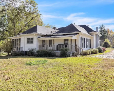 Historic 3BR with Porch & Fire Pit near Downtown Hoteles en Simpsonville