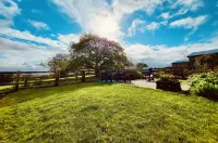 Devon Hideaway: Historic Barn, Jacuzzi & Expansive Exmoor Views 엄버레이 호텔