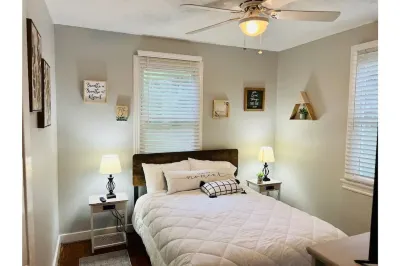 Georgia Blue Cottage Hotel berhampiran Thomasville's Historic Big Oak