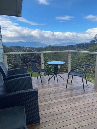 Cherry Haven farmhouse overlooking Yarra Valley