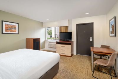 モービリティアクセス可能 キングサイズベッドルーム アクセシブルシャワー付き ベストウエスタン レッド ヒルズの写真