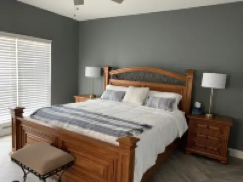 Sunset Cove-4 BR, 2 1/2 BA Waterfront Home. Sleeps 12-Private pier!