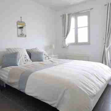 Remodeled waterfront romantic apartment downtown Honfleur. Panoramic sights Rooms