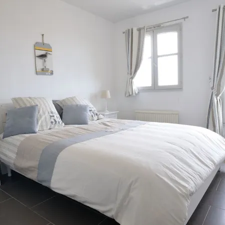 Remodeled waterfront romantic apartment downtown Honfleur. Panoramic sights