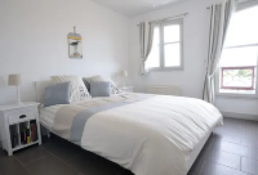 Remodeled waterfront romantic apartment downtown Honfleur. Panoramic sights