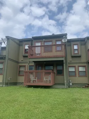 Newly Renovated Family Ski Condo Across the Street from Greek Peak Hôtels à : 