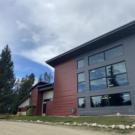 2 Bedroom Condo on the River, Walk to Town, Free Ski Bus!