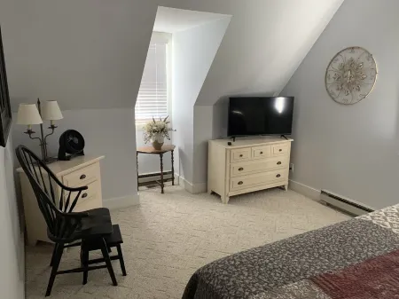 Beautiful Cozy Getaway w/access to lake and pools! WIFI