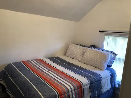 Cozy 2 bedroom upper- Racine WI Отели в г. Racine County