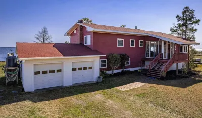 Modernist Waterfront House near Historic Beaufort. Relax on the North River! 레이크 로드 와이너리 주변 호텔