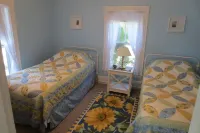 1890 Captain's House N.E. Charm w/Water Views over Mill Cove 5mins walk to town.