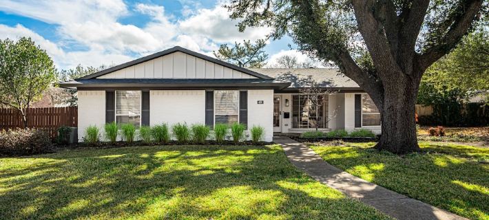 NEW! Gorgeous recently remodeled 4-bedroom spacious home with a Heated Pool . Hotels in Richardson