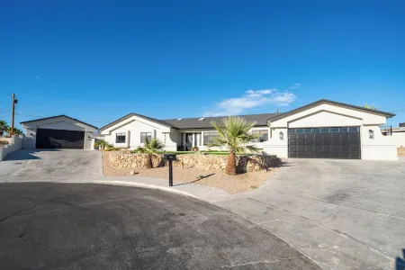 Sunchief Lake Havasu ~ Luxury Home ~ Just minutes from downtown and lake access