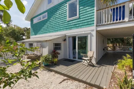 Heated Pool. Private Beach Path. Vilano Beach House Closest to Historic St. Aug.