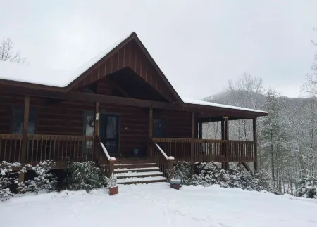 Serene Blue Ridge-Ocoee Cabin, Full Porch, Fireplace, Pool Table, Pet Friendly