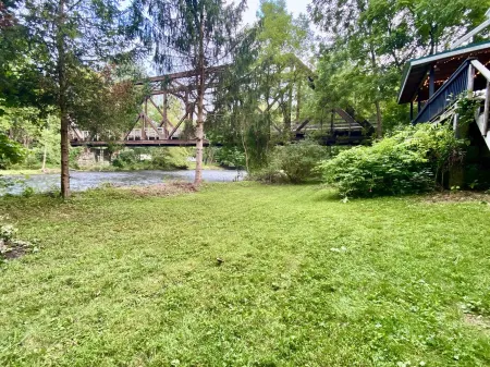 Waterfront Cabin Walkable to Everything!