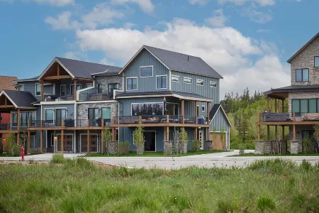 New, modern mountain retreat for several families 8 min from ski resort.