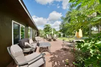 Stylish Sebring House – Across from Lake Jackson & Close to the Downtown Circle