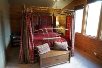 Mountain Retreat with Amazing Hot Tub and Outdoor Patio Area!