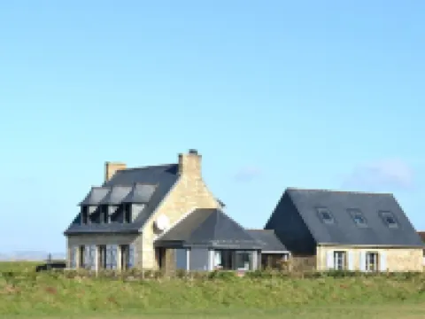 Fishing house in front of the sea. Hotels in Plovan