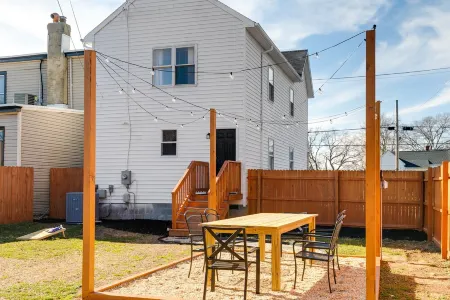 Large Home, 2 Blocks from Lake/ Park, Outdoor Dining + Parking Отели рядом с достопримечательностью «Университет Ричмонд»