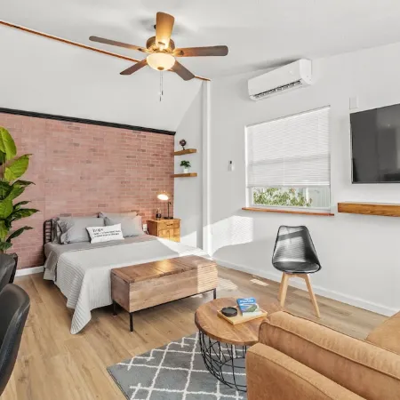 Spacious Industrial Style Guesthouse Отели в г. Ривервью