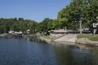 Lakeview Escape-2 BR Lakefront cabin w/ 2 pools, playground, boat ramp & dock