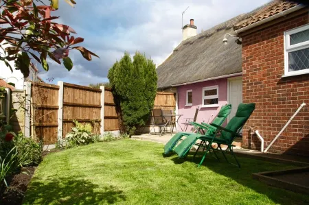 Admiral Cottage, Cosy Thatched Cottage Close To Sea & Sand Dunes