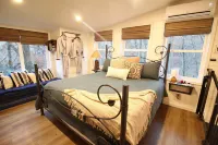 Secluded Treehouse in the Woods 10 Minutes to Landing & Sdc!