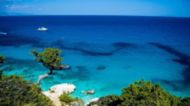 Attic with sea view just 30 meters from the beaches with parking space in the courtyard!