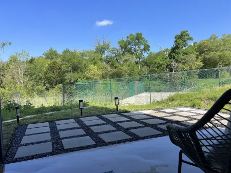 3 Private Balconies.  Sleeps 5.  5 Min From H-E-B and Muller Park Отели рядом с достопримечательностью «Остин Хинду Темпл & Комм Сентер»