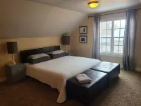 Come stay at Suzie's House!<br>Spacious Family-Friendly 4-Bedroom Home
