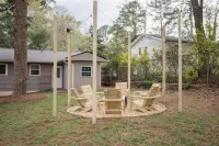 Downtown House with 75"4, Private Firepit, Sleeps 6!