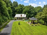 Halfback Ridge -Hot Tub-Magnificent Views-Motorcycle & Pet-Friendly-Fenced Yard