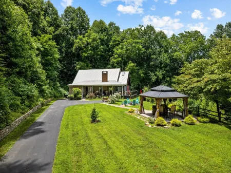 Halfback Ridge -Hot Tub-Magnificent Views-Motorcycle & Pet-Friendly-Fenced Yard