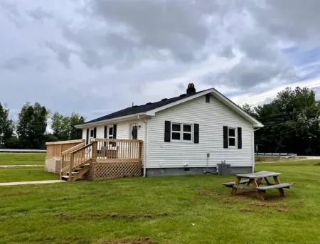 Cheerful 2 bedroom home close to Cave Run Lake