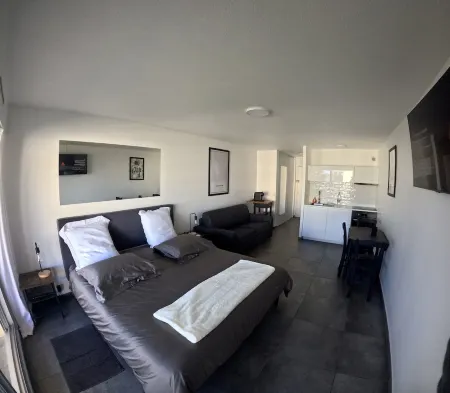 Completely renovated studio in Port Haliguen