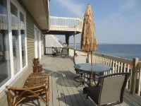 Oceanfront Villa, A/C, Cable TV, Free WiFi, 2 Decks, Outdoor Grill, Pet-Friendly