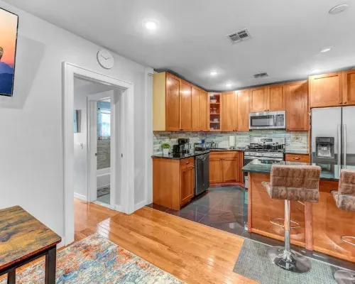 Charming 3BHK - 15 mins bus ride to Time Sq., NYC Hotels in West New York